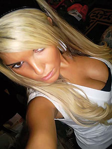 Heiße Single Blondine will charmanten Begleiter
